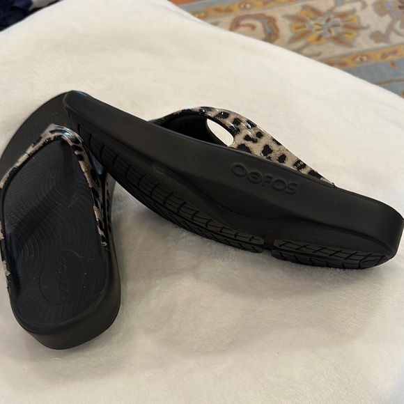 OOFOS Black and Leopard Print Sandals - Picture 3 of 6